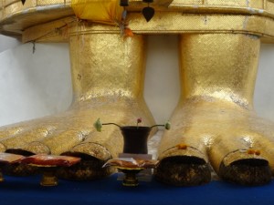 Goldene Füße eines 32m-hohen Buddhas