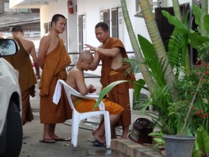 Mönche beim Haareschneiden