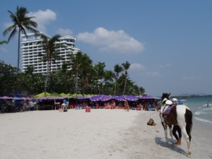 Strandleben vor dem Hilton-Hotel: voll und eng