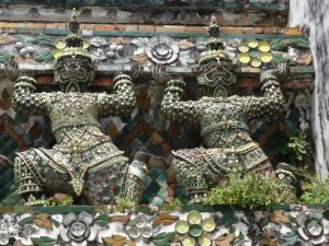Die Jungs haben schwer zu tragen: Wat Arun.