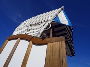 Ein Strandkorb vor blauem Himmel