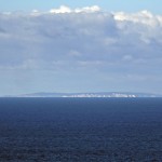 Klare Sicht: Die dänische Insel Møn taucht auf - mit Kreidefelsen-Kliff.