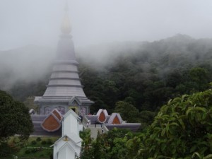 Pagoda im Nebelwald bei 14 Grad.