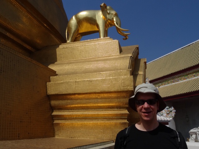 Der Goldene Elefant (oben).