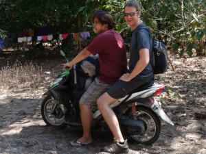 Inseltaxi: Gepäck kommt zwischen die Beine des Fahrers.