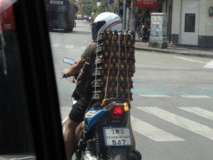 Mit Mopeds kann man alles transportieren, auch Eier.