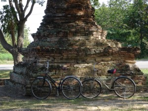 Mit dem Rad durch Tempel-Ruinen.