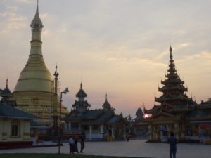 Wir bewundern den Sonnenuntergang in der Pagode.