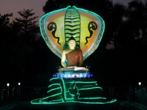 In Myanmar leuchtet und blinkt Buddha nachts.