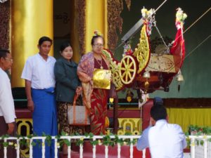 Buddhisten pilgern und spenden Gold für die Renovierung.