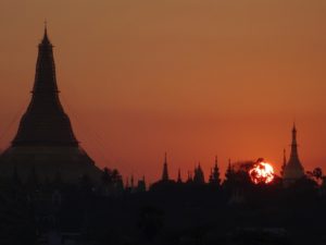 Perfekter Sonnenuntergang hinter der Shwedagon.