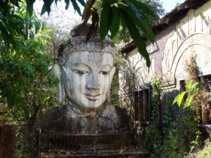 Vergessen 2: Der Buddhakopf steht in einem verlassenen Kloster.